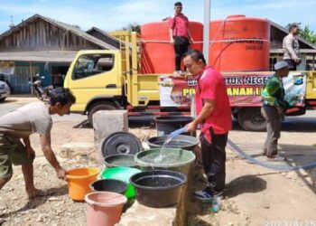 Polres Tanah Laut Kembali Salurkan 6000 Liter Air Bersih di Desa Panyipatan