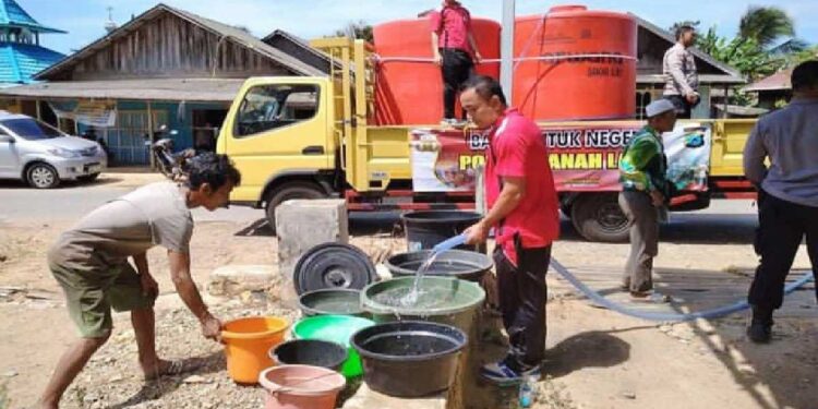 Polres Tanah Laut Kembali Salurkan 6000 Liter Air Bersih di Desa Panyipatan