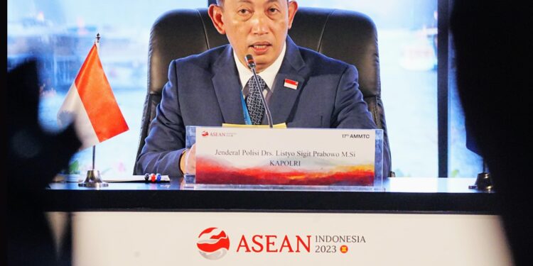 Kapolri Konferensi Pers terkait AMMTC ke-17 di Labuan Bajo