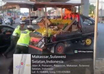 Personil Ditlantas Polda Sulsel Turun Lansung Saat Melihat Mobil Warga Mogok