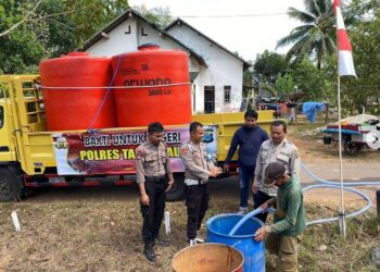 Polres Tanah Laut Kalimantan Selatan Beri Bantuan 6000 Liter Air Bersih di Desa Durian Bungkuk