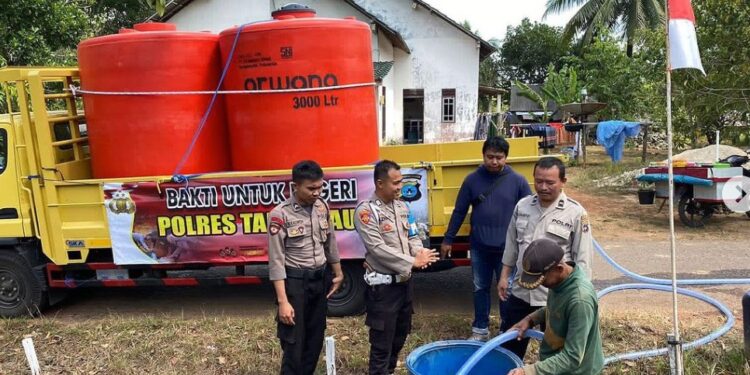 Polres Tanah Laut Kalimantan Selatan Beri Bantuan 6000 Liter Air Bersih di Desa Durian Bungkuk