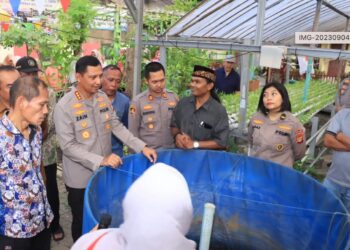 Kapolres Metro Tangerang Kota Berikan Bibit Ikan Lele Untuk Masyarakat Kampung Tangguh Bebas Narkoba RW 09 Kelurahan Sudimara Barat
