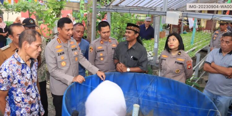Kapolres Metro Tangerang Kota Berikan Bibit Ikan Lele Untuk Masyarakat Kampung Tangguh Bebas Narkoba RW 09 Kelurahan Sudimara Barat