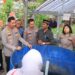 Kapolres Metro Tangerang Kota Berikan Bibit Ikan Lele Untuk Masyarakat Kampung Tangguh Bebas Narkoba RW 09 Kelurahan Sudimara Barat