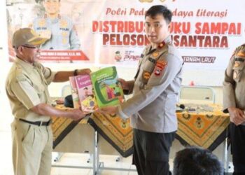 Pelajar SD di Pinggiran Kota Pelaihari Ceria Dapat Buku Bacaan dari Polisi Tanah Laut