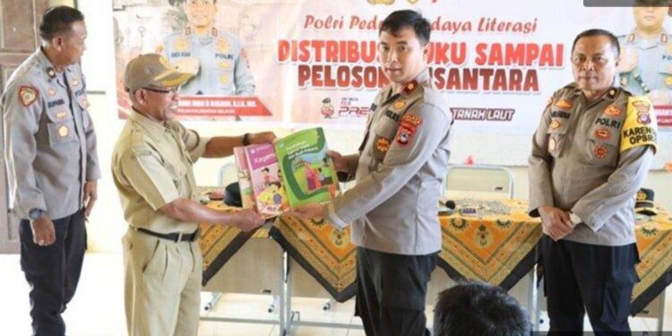 Pelajar SD di Pinggiran Kota Pelaihari Ceria Dapat Buku Bacaan dari Polisi Tanah Laut