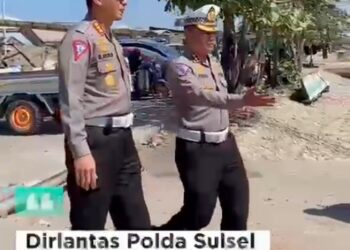 Bakti Sosial, Dirlantas Polda Sulsel Turun Langsung Bagikan Sembako Kepada Buruh dan Nelayan