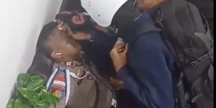 Polisi Terluka saat Pengamanan Demo Depan BP Batam, Anggota TNI : ” Tolong Medis Tolong “