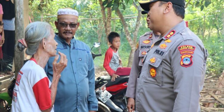 Kapolres Tanah Laut Pimpin Lansung Kegiatan Bakti Sosial Dan Bakti Kesehatan