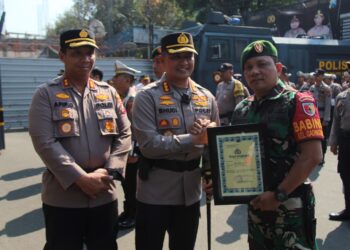 Kapolresta Malang Kota Beri Penghargaan Kepada Personel TNI-POLRI Berprestasi
