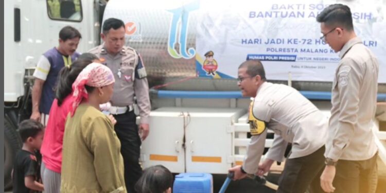 Peringati HUT Humas Polri ke-72, Polresta Malang Kota Salurkan Bantuan Air Bersih