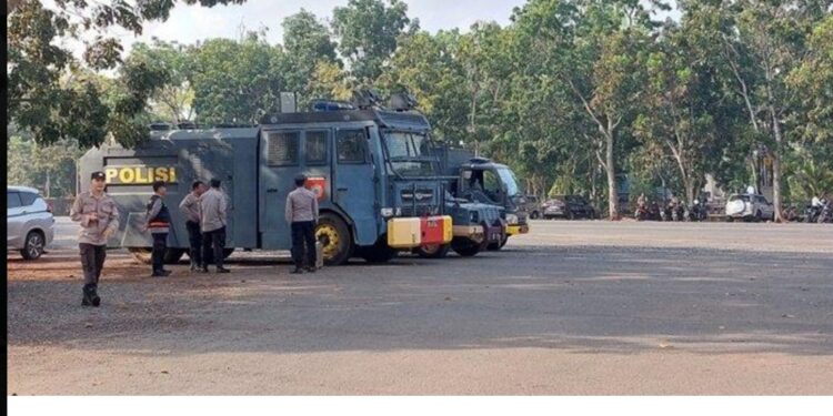 Amankan Aksi Unjuk Rasa Warga Gunungraja, Polres Tanah laut Turut Siagakan Water Canon