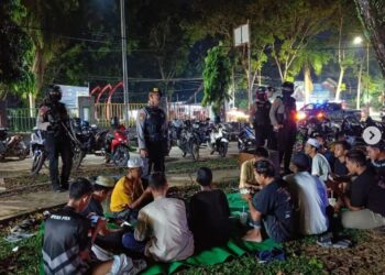 Personil Sat Samapta Polres Tanah Laut Melaksanakan Patroli Dialogis Bersama Kawula Muda
