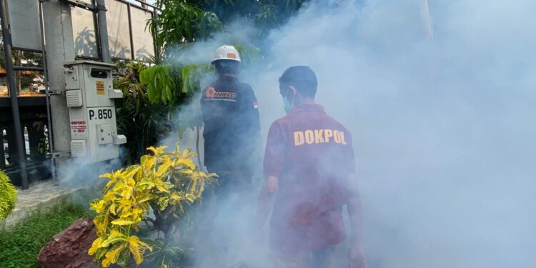 Cegah DBD, Sidokkes Polresta Malang Kota Lakukan Fogging