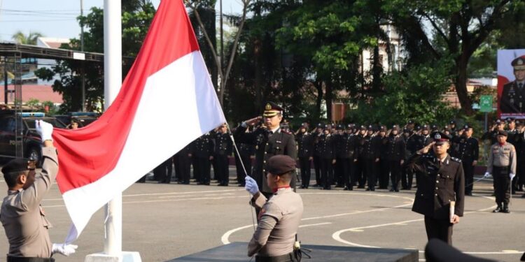 Polres Tanah Laut, Polda Kalsel menggelar Upacara Peringatan Hari Pahlawan Tahun 2023.