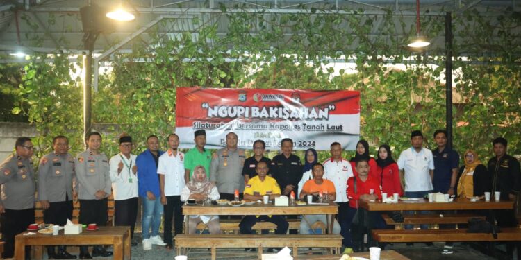 Kapolres Tanah Laut Gelar Ngupi Bakisahan Bersama Warga Untuk Silaturohmi Dalam Rangka Pemilu Damai 2024
