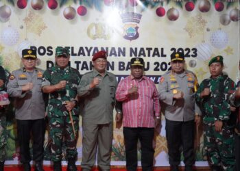 Kapolda Papua Barat Dampingi PJ Gubernur Tinjau Pos Pengamanan Ops Lilin di Malam Natal