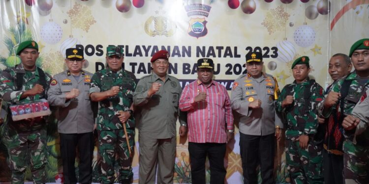 Kapolda Papua Barat Dampingi PJ Gubernur Tinjau Pos Pengamanan Ops Lilin di Malam Natal