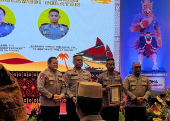 PERS DITLANTAS POLDA SULSEL TERIMA PENGHARGAAN KAPOLDA