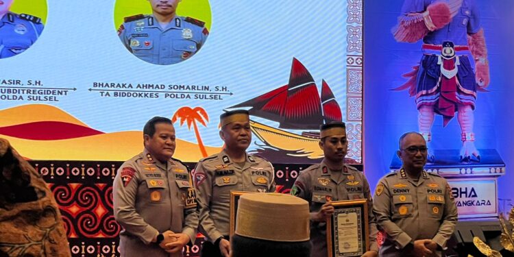 PERS DITLANTAS POLDA SULSEL TERIMA PENGHARGAAN KAPOLDA