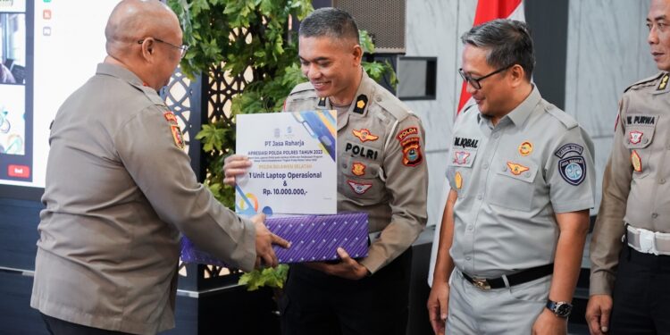 DITLANTAS BERSAMA ENAM POLRES POLDA SULSEL TERBAIK DALAM PENGINPUTAN DATA