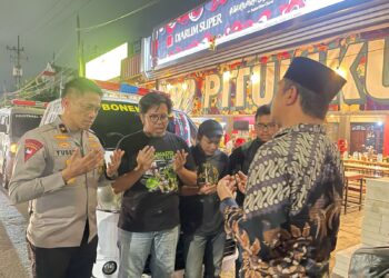 Mewakili Kapolda Jatim, Brigjen Pol Ahmad Yusep Gunawan Serahkan Bantuan 1 Unit Ambulance Untuk Bonek