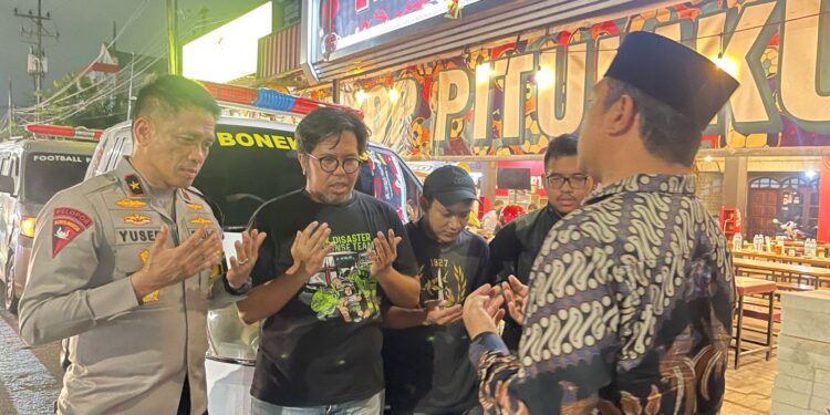 Mewakili Kapolda Jatim, Brigjen Pol Ahmad Yusep Gunawan Serahkan Bantuan 1 Unit Ambulance Untuk Bonek