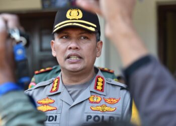 Kapolresta Malang Kota Jalan Kaki Pastikan Kondusifitas Malam Pergantian Tahun di Bundaran Tugu