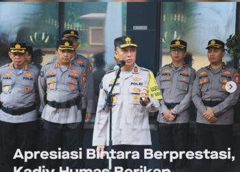 Irjen Sandi Nugroho Berikan Beasiswa untuk Enam Anggota Terbaik Divisi Humas Polri