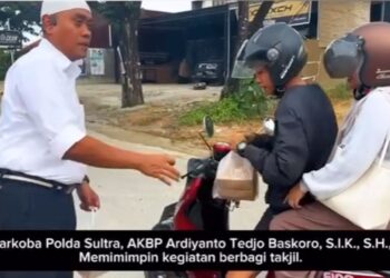 Direktur Reserse Narkoba Polda Sultra Bagikan Takjil Untuk Warga