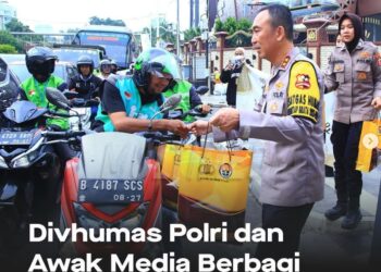 4 Jenderal Polisi hingga Polwan Bagi-bagi Takjil di Depan Mabes Polri