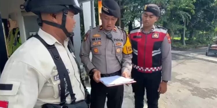 Wujudkan Mudik Ceria Penuh Makna Polisi di Kota Malang Rutin Patroli Rumah Kosong