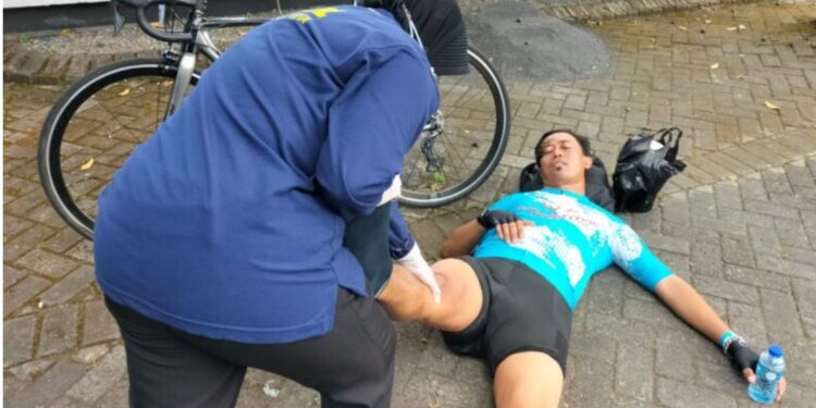 Kesigapan Sie Dokkes Polresta Malang Kota Tangani Cidera Peserta Tour de Panderman 2024
