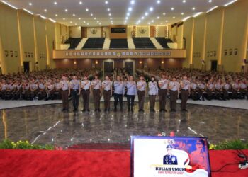 Kadivhumas Berikan Pin Brivet Kepada 10 Taruna Akpol dengan Nilai Sertifikasi Kehumasan Terbaik