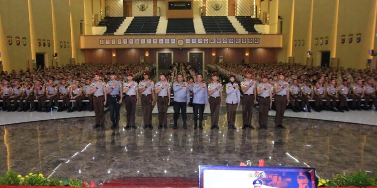 Kadivhumas Berikan Pin Brivet Kepada 10 Taruna Akpol dengan Nilai Sertifikasi Kehumasan Terbaik