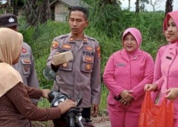 Polisi Baik Kembali Gugur, Empat hari sebelum gugur ditembak, Kapolsek Negara Batin Iptu Lusiyanto sempat membagikan takjil gratis kepada warga.