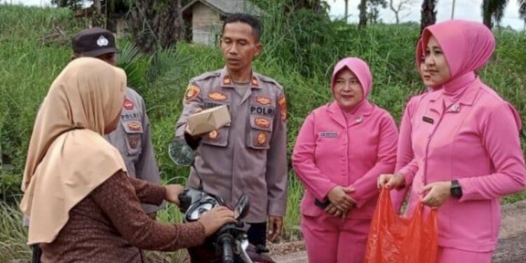Polisi Baik Kembali Gugur, Empat hari sebelum gugur ditembak, Kapolsek Negara Batin Iptu Lusiyanto sempat membagikan takjil gratis kepada warga.