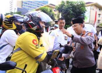 Masyarakat Antusias Saat Kapolri Turun Langsung Berbagi Ribuan Takjil di Depan Mabes Polri