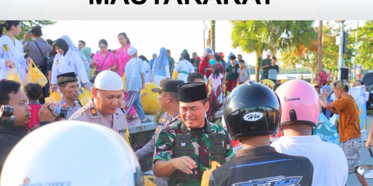 Sinergitas TNI-Polri di Bulungan: Berbagi Takjil dan Sembako untuk Warga