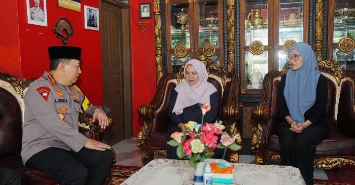 Kunjungi Keluarga AKP Lusiyanto, Kapolri: Panglima TNI Janji Tindak Tegas Pelaku Penembakan