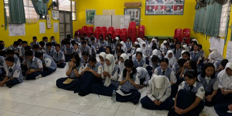 Sat Lantas Polresta Bulungan Melaksanakan Sosialisasi Etika dan Tata Tertib Lalu Lintas di SMPN 01 Tanjung Selor