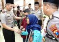 Disaat  Tangis Penyandang Disabilitas Ini Pecah dalam Pelukan Polisi