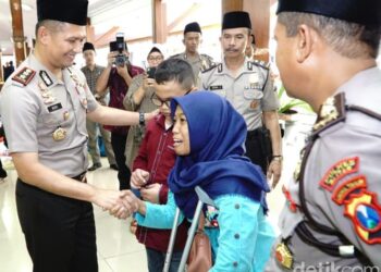 Disaat Tangis Penyandang Disabilitas Ini Pecah dalam Pelukan Polisi