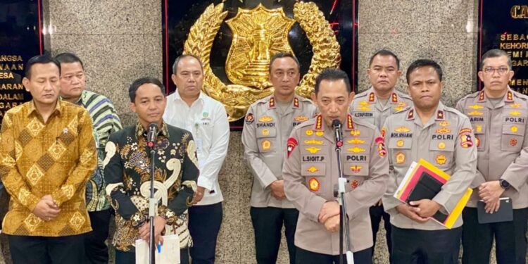 Kapolri dan Menteri Kehutanan Bentuk Satgas Gabungan Telusuri Temuan Kayu yang diduga akibatkan Bencana di Aceh dan Sumatera