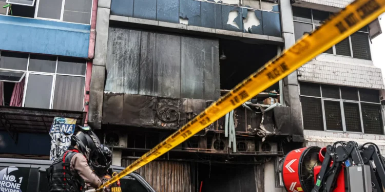 Heroik, Tangan Kapolsek Kemayoran Robek Tertimpa Kaca saat Lindungi Petugas di Kebakaran Terra Drone