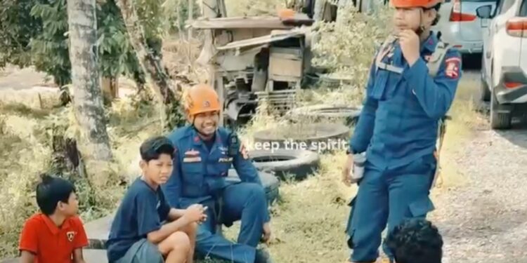 Tim SAR Polri : Komitmen Tak Kenal Lelah Tim SAR Korpolairud di Garis Depan Bencana