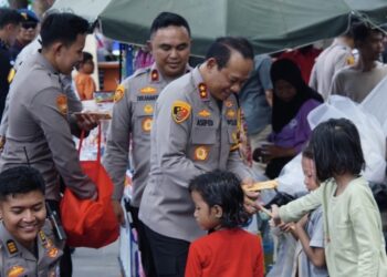 Pantau Libur Akhir Tahun di Ancol, Kapolda Metro Jaya Bagi-bagi Cokelat ke Pengunjung