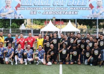 Sinergi Lewat Bola, Kapolda Metro dan Wartawan Tanding di Stadion Presisi