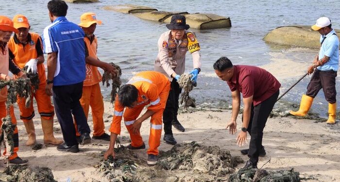 Jelang Libur Akhir Tahun, Polres Kepulauan Seribu Ajak Warga Bersihkan Pantai